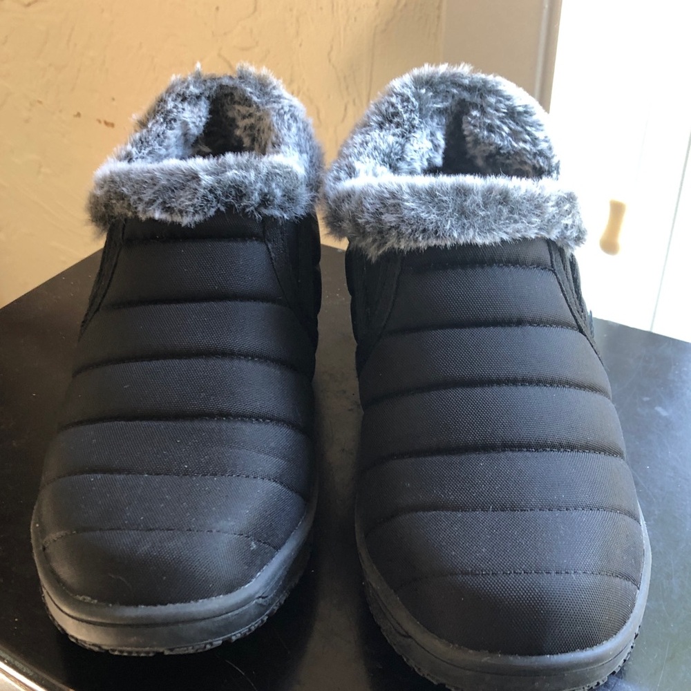 Minnetonka black faux fur lined booties size 6.